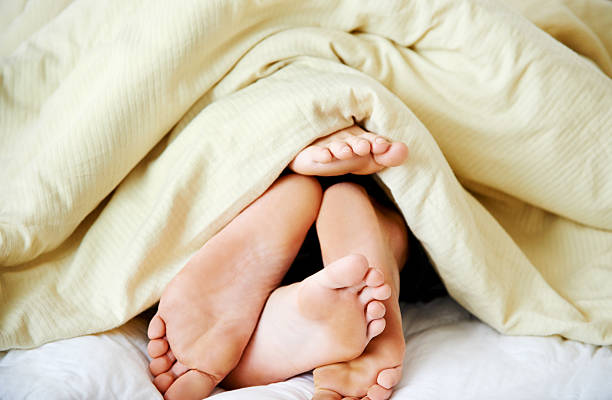 親密さのカバー - bed couple human foot heterosexual couple ストックフォトと画像