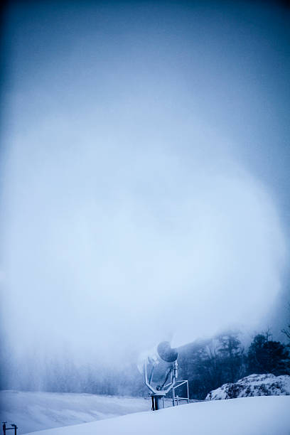 snow sie in der sky resort - snow mashine sky landscape hill stock-fotos und bilder