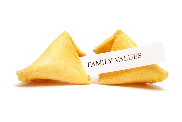 bolinho da sorte de família valores - aspirations chinese cuisine fortune cookie wishing imagens e fotografias de stock