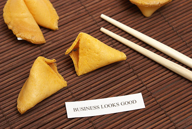 bolinho da sorte de negócios - aspirations chinese cuisine fortune cookie wishing imagens e fotografias de stock