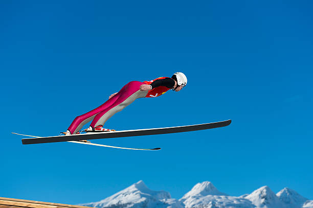 молодой человек, прыжки на лыжах с трамплина действий - skill side view jumping mid air стоковые фото и изображения