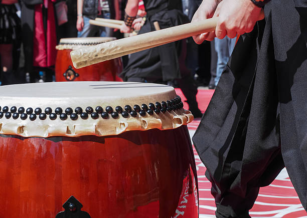 musiker spielen trommeln - taiko drum stock-fotos und bilder