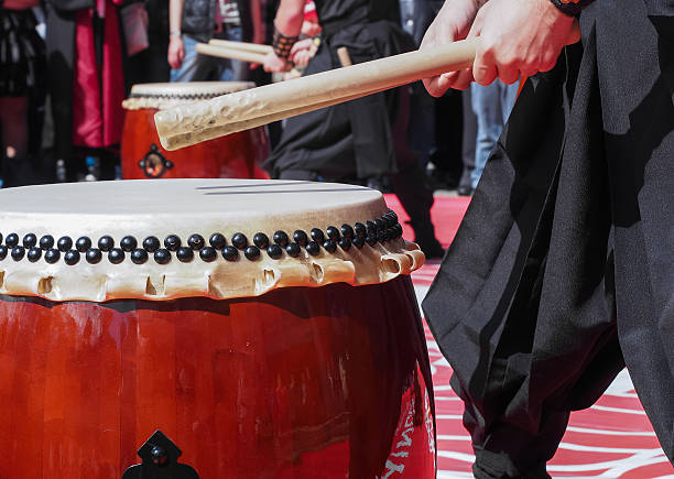 tambores músicos jugar - taiko drum fotografías e imágenes de stock