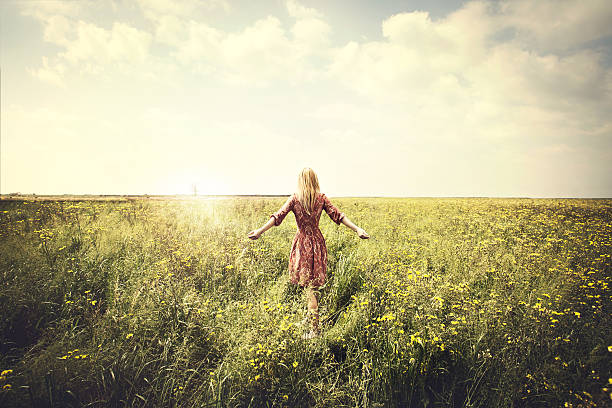 sonhadora mulher andar na natureza em direcção ao sol - deep of field imagens e fotografias de stock