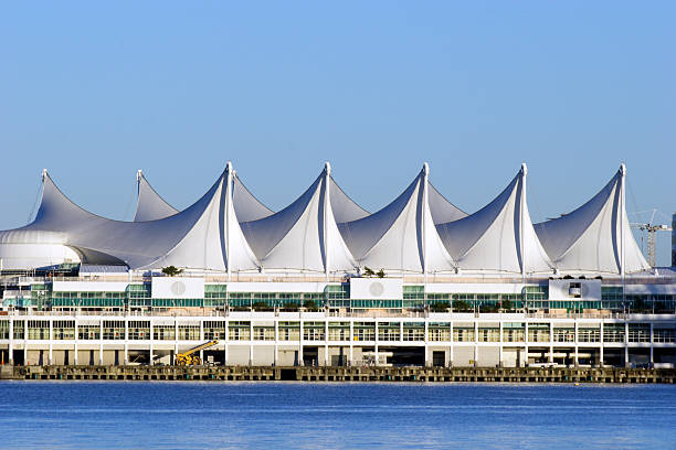 canadá lugar al puerto y el centro de la ciudad de vancouver - pan pacific hotel fotografías e imágenes de stock