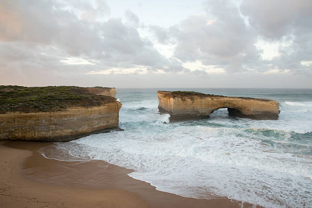 londra ponte, grande ocean road, victoria, australia - formazioni calcaree london arch foto e immagini stock