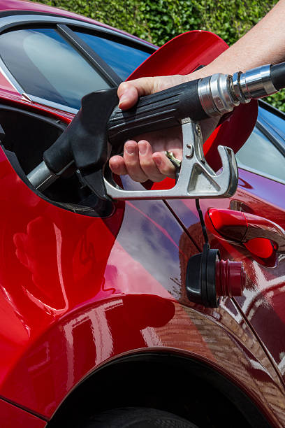 pompa di benzina-riempimento un'auto con carburante - derv foto e immagini stock