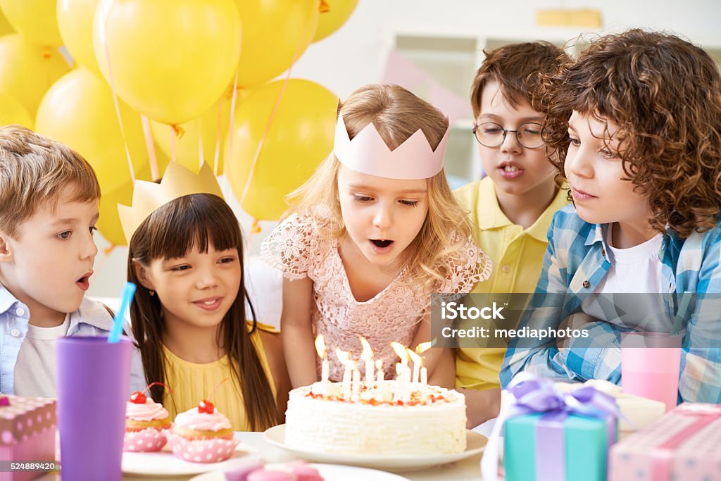 Tradizione di compleanno - Foto stock royalty-free di Bambino