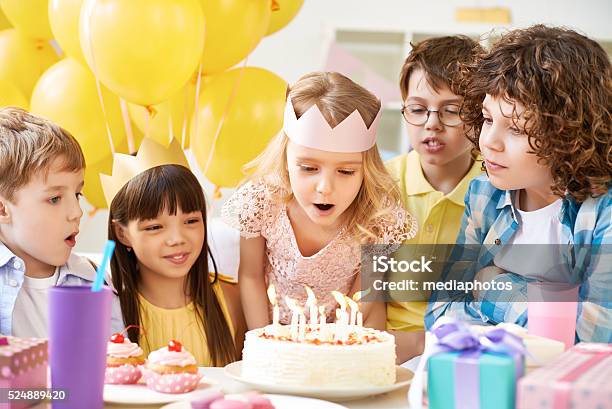 Tradizione Di Compleanno - Fotografie stock e altre immagini di Bambino - Bambino, Compleanno, Party