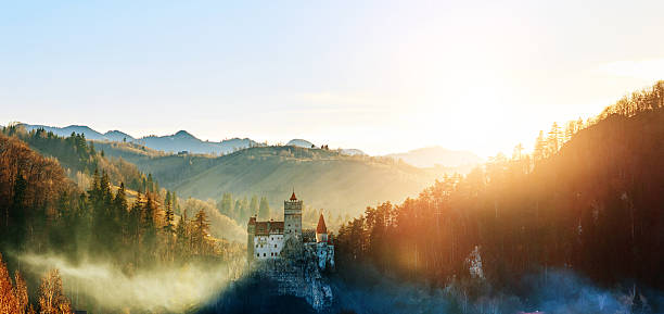 castillo de salvado de en la puesta de sol - romania fotografías e imágenes de stock