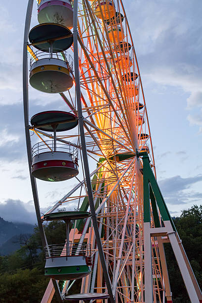 grande roue de nuit illumination - vienna ferris wheel night prater park photos et images de collection