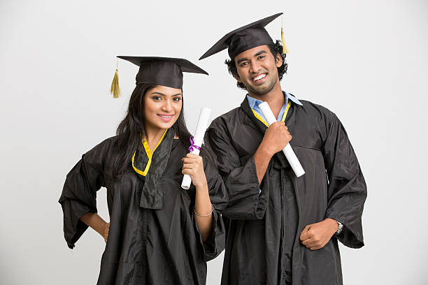sucesso dois jovens diplomados pela universidade de indiana - graduation student women beauty imagens e fotografias de stock