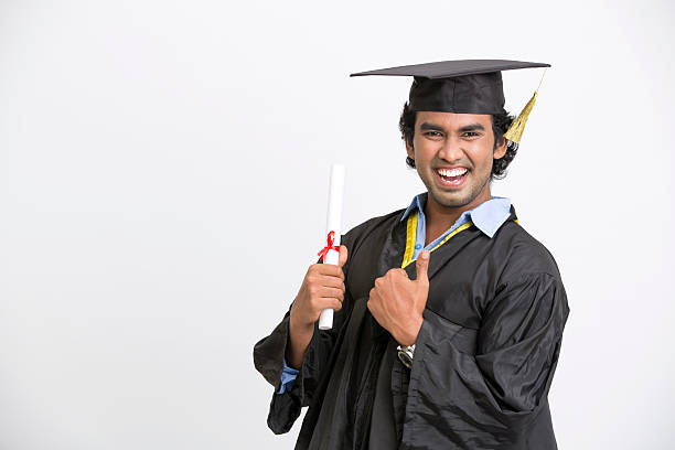 młody mężczyzna student szczęśliwy indyjski posiadających certyfikat ukończenia szkoły - south american culture zdjęcia i obrazy z banku zdjęć