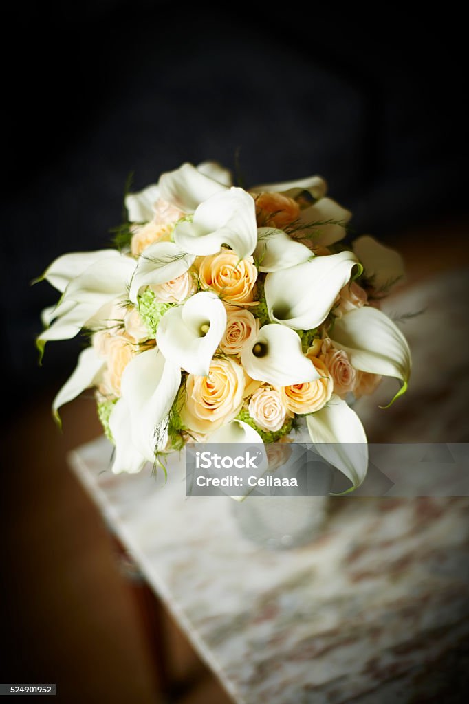 Foto de Buquê De Noiva Branco Com Copo De Leite E Rosas Cordelaranja e mais  fotos de stock de Acessório - iStock