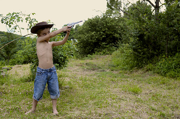 little sheriff dauert ziel mit pistole - rib cage fotos stock-fotos und bilder