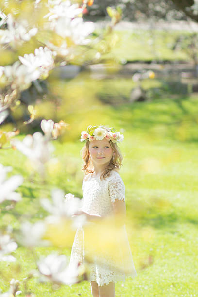 blonde fille et un arbre de magnolia - formal garden ornamental garden child single flower photos et images de collection