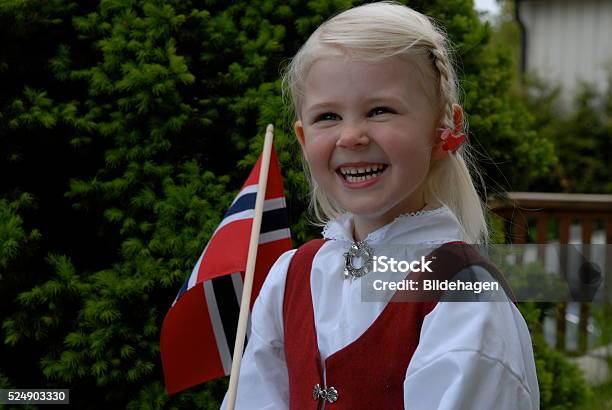 Niña Pequeña En Noruega Constitución Día Foto de stock y más banco de imágenes de Noruega - Noruega, Mayo - Mes, Número 17