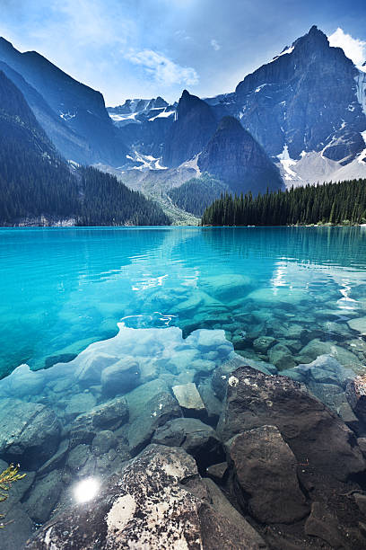 moraine lake, parque nacional de banff esmeralda paisaje de agua, alberta, canadá - landscape canada mountain rock fotografías e imágenes de stock