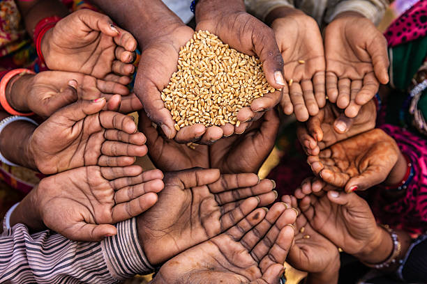 enfants pauvres de l'inde demande pour les repas, en inde - poor communication photos et images de collection