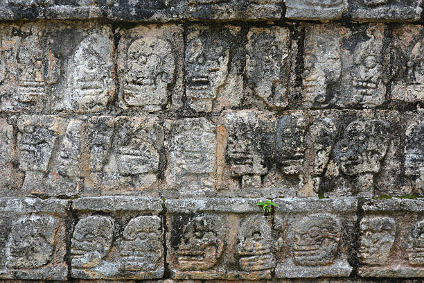 チチェンイツァツォンパントリの壁のスカルズ、メキシコ。 - tzompantli ストックフォトと画像