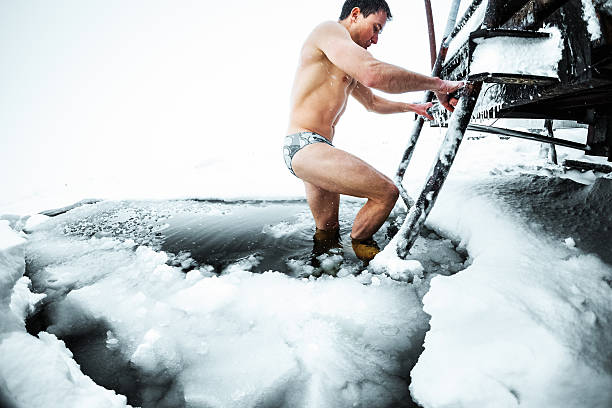 ice orificio de natación - izhevsk fotografías e imágenes de stock