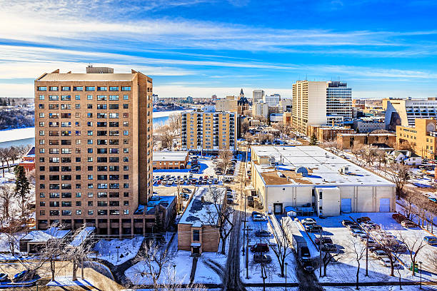 saskatoon skyline im winter - bessborough stock-fotos und bilder