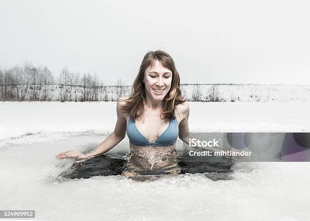 Ice Hole Swimming-foton och fler bilder på Simma - Simma, Kvinnor, Is