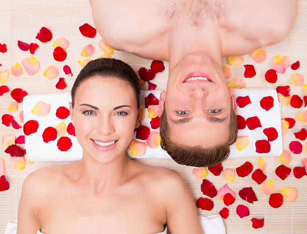 piękne młoda para odpoczywa - spa treatment health spa massaging couple zdjęcia i obrazy z banku zdjęć