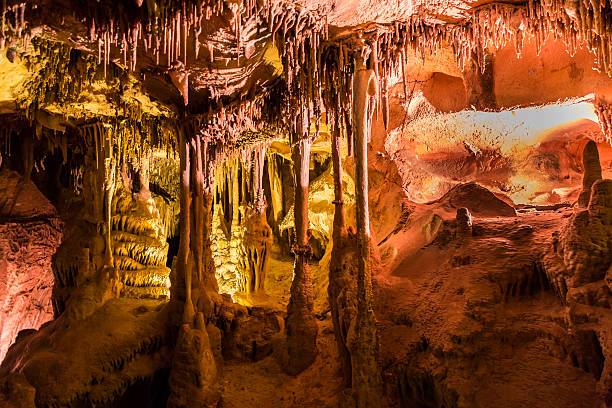 cueva de piedra caliza decoración - formación de roca fotografías e imágenes de stock