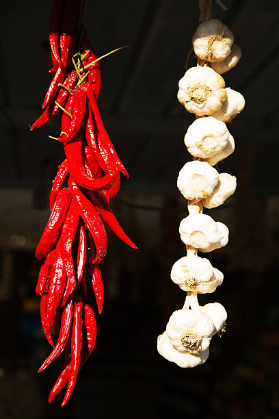 ajo y el chile - garlic hanging string vegetable fotografías e imágenes de stock