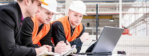 , die pläne für laptop - safety meeting construction site construction stock-fotos und bilder