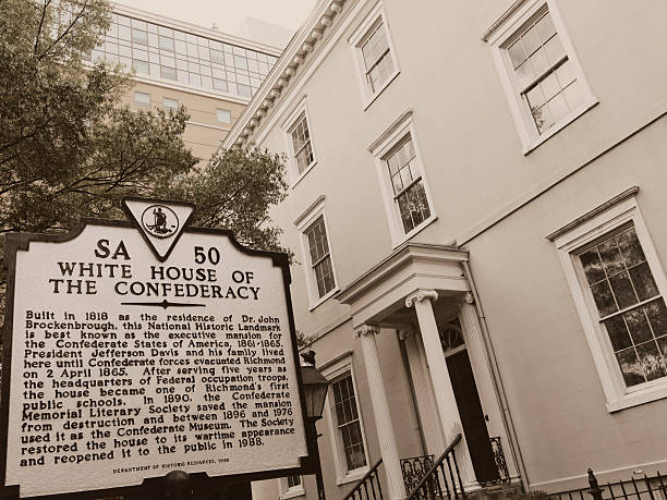 o marcador em sinal de histórico da confederação sul casa branca, richmond, virgínia - confederate soldier imagens e fotografias de stock