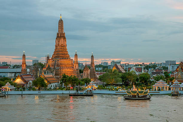 istock Night view of Wat Arun temple and Chao Phraya River 524927265