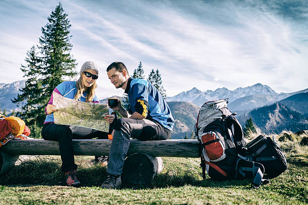 пара с картой в горах путешественникам - tatra mountains healthy lifestyle leisure activity mountain стоковые фото и изображения
