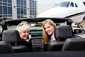 zwei-frauen-die-unter-jet.jpg?b=1&s=170x170&k=20&c=l0iEdjH7JKhhoIY8KMSc_YzhmX8Vmfp1zb0_CqepolU=