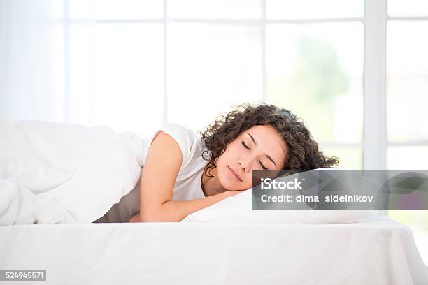 Junge Frau Schlafen Stockfoto und mehr Bilder von Schlafen - Schlafen, Attraktive Frau, Auge