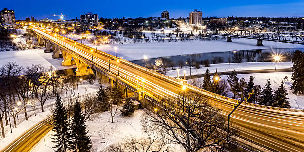 구름다리 야간에만 겨울 - saskatoon saskatchewan canada downtown district 뉴스 사진 이미지