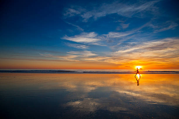 tranquilo caminhe ao longo da cable beach. - cable - fotografias e filmes do acervo