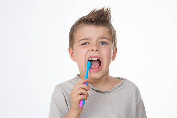 leiden kleines kind - human teeth little boys behavior expressing negativity stock-fotos und bilder