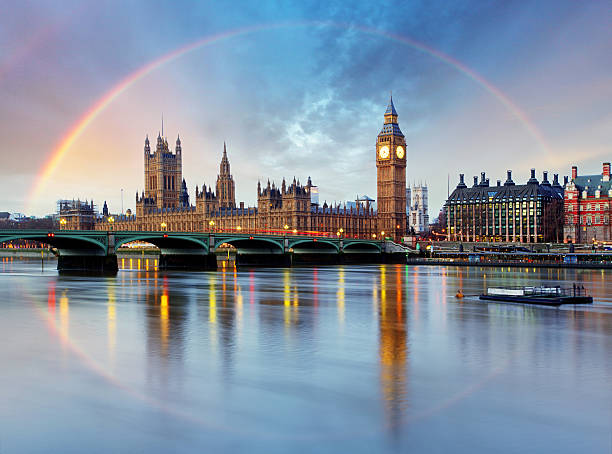 londra con arcobaleno-case del parlamento, il big ben. - london england thames river nobody big ben foto e immagini stock