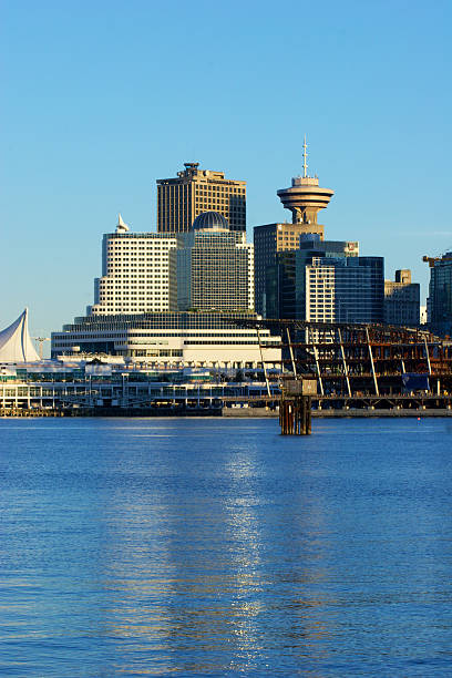 canadá lugar al puerto y el centro de la ciudad de vancouver - pan pacific hotel fotografías e imágenes de stock