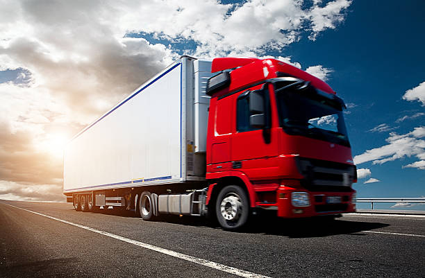 camion conduite sur autoroute rouge - semi truck truck highway red photos et images de collection