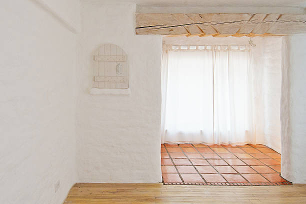 rústico, blanco vacío con adobe muro de ladrillos y azulejos - santa fe new mexico mexico adobe house fotografías e imágenes de stock