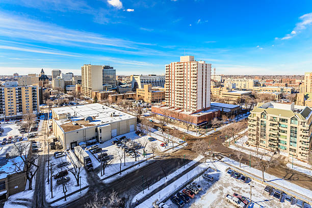 saskatoon skyline no inverno - bessborough imagens e fotografias de stock