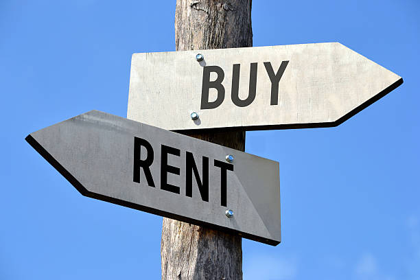 istock Rent and buy signpost 525022684