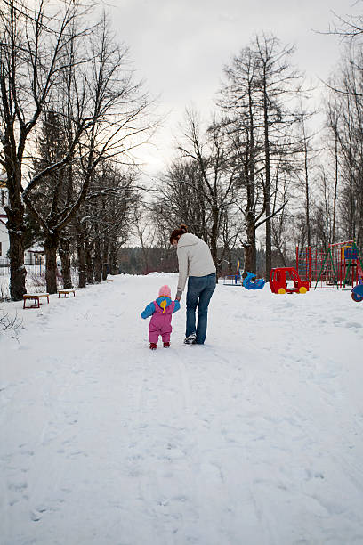 어머니, 딸 [놀이터입니다 겨울 - playground snow winter little girls 뉴스 사진 이미지
