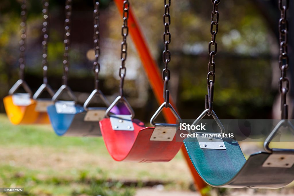 Leere bunte Schaukeln auf den Park - Lizenzfrei Kinderspielplatz Stock-Foto