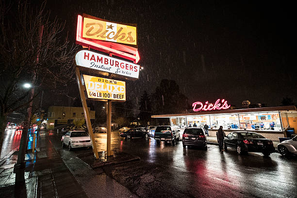 дик's оригинальными гамбургерами drive-в ресторане-сиэтл - drive in restaurant стоковые фото и изображения