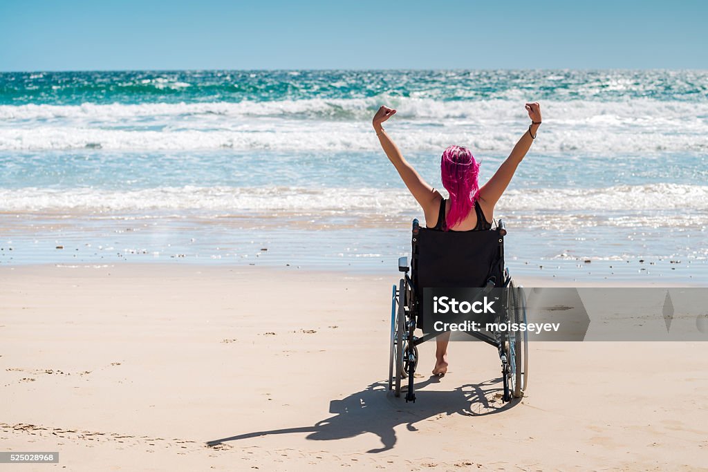 Mujer en una silla de ruedas para personas con discapacidades - Foto de stock de Silla de ruedas libre de derechos