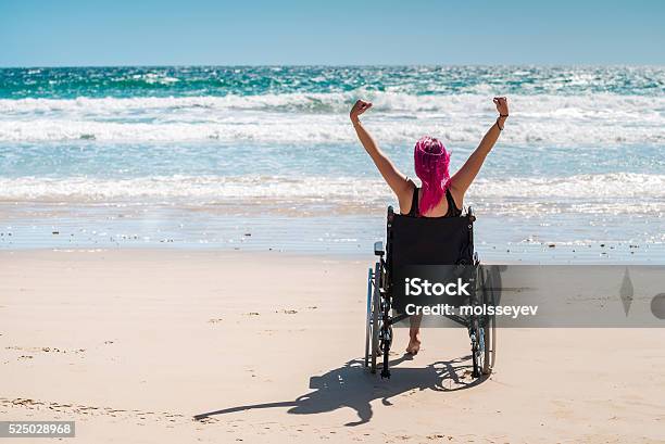 Mujer En Una Silla De Ruedas Para Personas Con Discapacidades Foto de stock y más banco de imágenes de Silla de ruedas